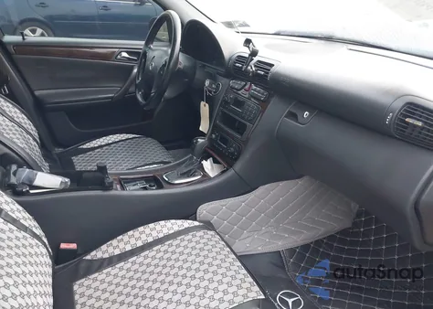 2004 Mercedes-Benz C 320 4Matic из США, поврежденный, VIN WDBRF84J54F448386